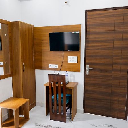 Hotel Parth Inn Risikés Kültér fotó