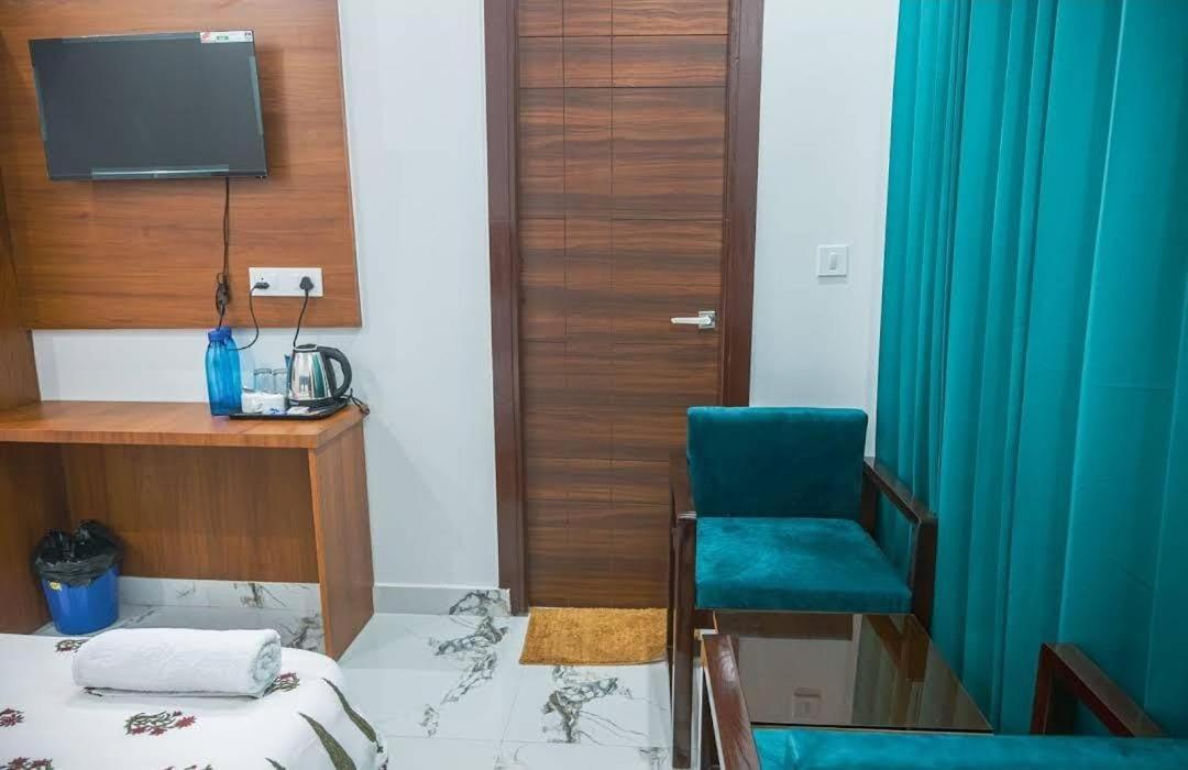 Hotel Parth Inn Risikés Kültér fotó