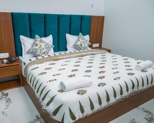 Hotel Parth Inn Risikés Kültér fotó