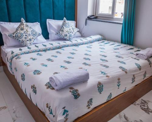 Hotel Parth Inn Risikés Kültér fotó